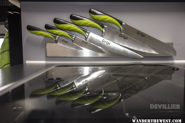 Magnetic knife bar