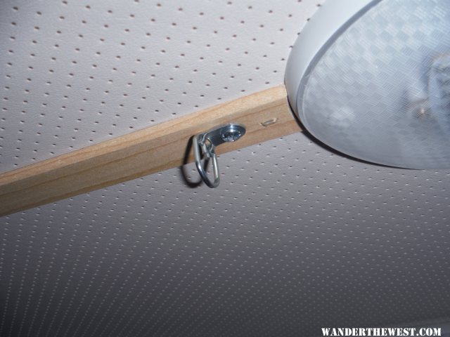 Single screw hanger